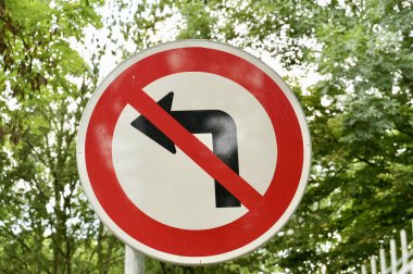 Yol işareti: dönüş yok.