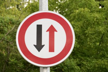 Trafik öncelikli yol işareti. Kırmızı yol işareti.