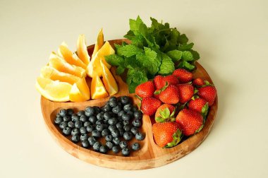 Meyve tabağı. Meyve. Çilekli. Yabanmersini. Turuncu. Naneli