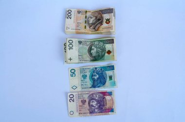 Beyaz arka planda farklı ülkelerin parası. Farklı ülkelerin parası..