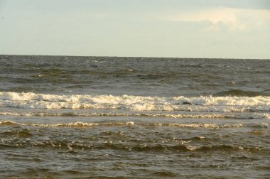 Kumsalda ayak izleri, fotoğraflara yakın çekim.