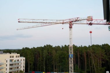 Bir binanın arka planında inşaat vinci