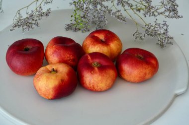 Beyaz arkaplanda olgun kırmızı elmalar