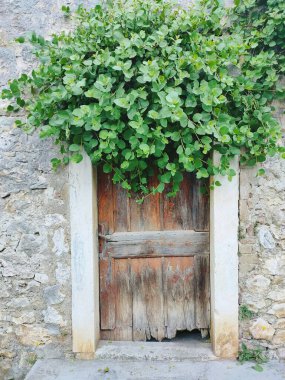 Adadaki eski bir kapıya karşı