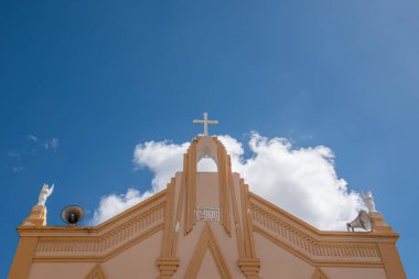 Güzel beyaz bulutları olan mavi gökyüzündeki 20. yüzyıl kilisesi.