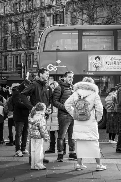 Londra 'daki Aile Leicester Meydanı' nda Duruyor