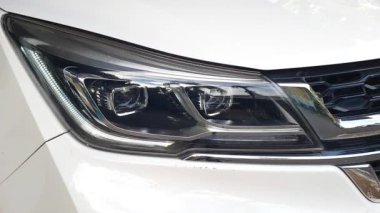 Gün Işığı (DRL) ve düşük kirişli, yükseklik ayarlı bir arabanın far veya far ışığını açmak.