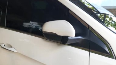 Dikiz aynasının sağ ve sol aynasını katlayıp açıyorum.