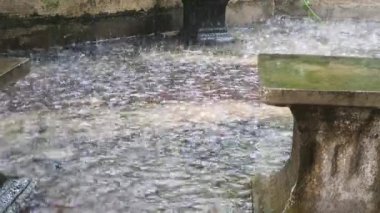 Ev bahçesinde şiddetli yağmur var. Şiddetli yağmur bahçede yağıyor.