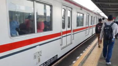 Jakarta, Endonezya - 6 Ocak 2024. Tren istasyonunun tren istasyonuna varış ve kalkış sırasındaki görüntüsü. # sstkEidMübarek