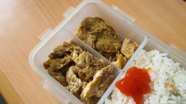 Paketli öğle yemeği: soya soslu pirinç omleti.