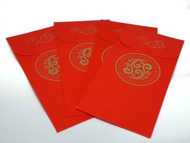 Angpao (Kırmızı Zarf veya kırmızı paket) beyaz arka planda. Bu her Çin Yeni Yılı ya da Ay Yeni Yılı kutlamasında çok popülerdir..