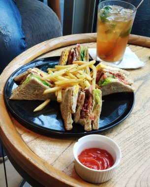 Bir kafede kahvaltıda buzlu çayla sandviç ekmeği.