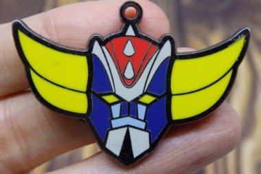 Jakarta, Endonezya - 5 Şubat 2024. Arka planda parmak izi olan klasik robot Grendizer 's Head' i gösteren Karakter-anahtarlık