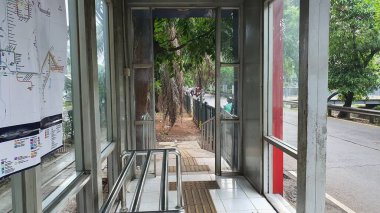 Jakarta, Endonezya - 6 Ocak 2024. Jakarta, Endonezya 'daki Busway barınağının içindeki atmosfer manzarası. # sstkEidMübarek