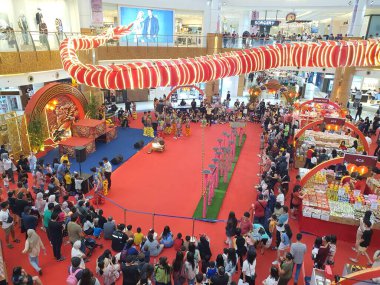 Tangerang, Banten - Endonezya, 21 Ocak 2024. Ejderha, fener ve çeşitli Çin veya Ay Yeni Yıl Süslemeleri ve aslan dansı (barongsai) gösterilerinin manzarası.