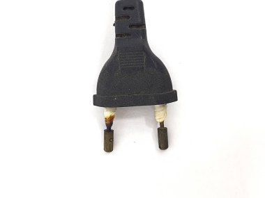 Yanmış & erimiş Avrupa prizi beyaz arkaplanda izole edildi. Fişi olan siyah güç kablosu. Güç kablosu yakın plan. düz üst görünüm