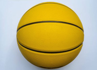 Beyaz arka planda izole edilmiş sarı basket topu. Düz üst görünüm