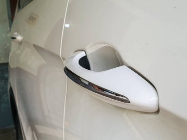 Modern beyaz arabanın sürücü kapısında pasif giriş kapısı kolu.