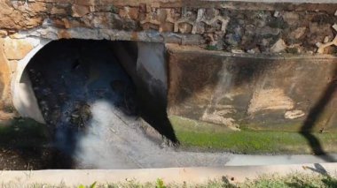 Büyük açık kanal şehir drenaj sistemi boyunca su akışı