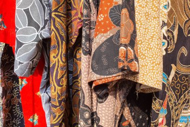 Soyut desenli, karışık renklerde Batik. Batik Endonezya 'dan güzel bir sanat eseridir. Geleneksel Batik 'teki desenler, görsel ve felsefi güzelliği temsil ediyor.