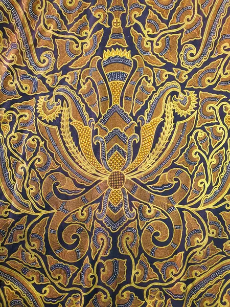 Soyut desenli, birincil renk olarak altın rengi olan Batik. Batik Endonezya 'dan güzel bir sanat eseridir. Geleneksel Batik 'teki desenler, görsel ve felsefi güzelliği temsil ediyor.