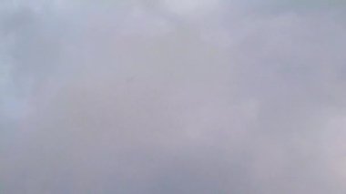 Bulutlu gökyüzünde uçan uçak. Kopya alanı olan bulutlu gökyüzü. Uçak dağların ve denizin üzerinden kalkıyor. Hava taşımacılığı ile seyahat et