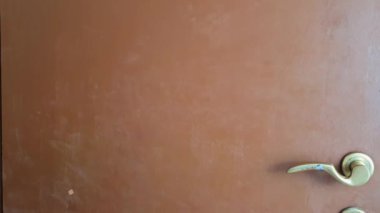 Kapıda işaret parmağıyla kapıyı çalan adamın yakın görüntüsü, girişte bekleyen ziyaretçi, misafir gelmek istiyor, bedava fotokopi alanı, ilk elden seçici odaklanma.