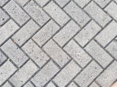 Dikdörtgen gri kaldırım bloğu, yürüyüş yolu, patika ya da veranda için beton kaldırım deseni. Kırmızı öge arkaplanı.