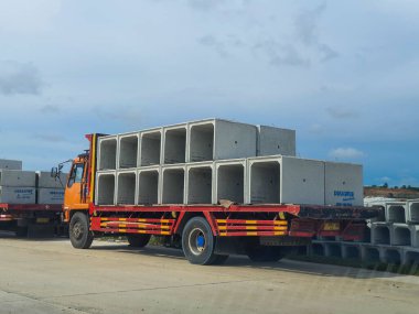 Bogor, Endonezya - 28 Kasım 2024 - Proje alanında boşaltma için kuyruğa giren bir kamyon.