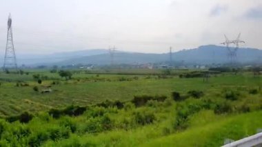 Otoyol üzerindeki hareket halindeki bir otobüsün içinden manzaranın görüntüsü. Tatil ve seyahat kavramı