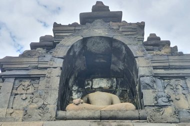 Borobudur Tapınağı, Magelang. Tarihi Tapınak 'ta Mevduat Serene Buddha figürleri ve Anlatım Sahneleri, Üstün Oyma Teknikleri ve Ruhsal Anlatım