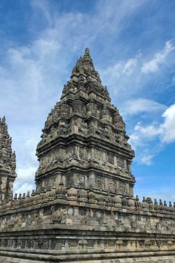 Antik Taş Prambanan Tapınakları, Yogyakarta. Parlak Mavi Gök 'e Karşı Ayakta Kalın, Bulutlu Gök Altında Görkemli Mimari Mucizeler. Tarihi Yapılar, Kültür Mirası