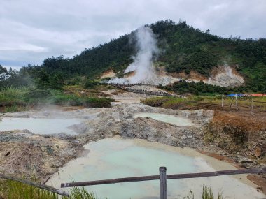 Kawah Sikidang 'ın Serene Peyzajı' nı keşfedin, Dieng, merkez java. Jeotermal Harikalar: Buharlı Havalandırmalı Volkanik Manzaralar Keşfediliyor