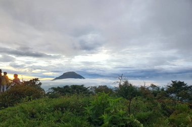 Bukit Sikunir, Dieng, Central Java 'da Görkemli Dağ Tepesi Bulutları Yükseliyor. Berrak Yeşillik, Huzurlu Atmosfer ve Nefes Kesen Panorama ile Serene Manzarası