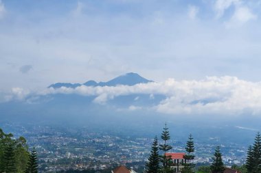 Majestic Mountain Views: Yükseltilmiş Vantage Point 'ten Nefes Kesen Panoramik Manzaralar Veren, Yayılan Şehrin Üzerindeki Bulutlar.
