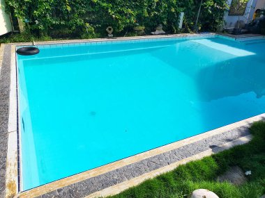 Yüzme Havuzu Gevşemesi: Kristal berrak Su, Serene Surroundings, Davet Tasarımı, Huzur Atmosfer, Berrak Yeşillik, Arka Bahçe Vahası, Mükemmel Kaçış, Yaz Eğlencesi, Ferahlatıcı Dip, Su Bahçesi.