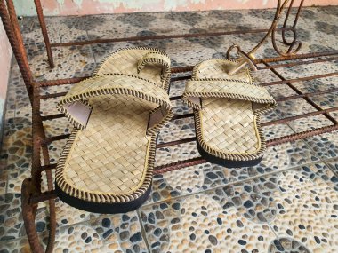 El yapımı Sandaletler: Doğal Malzemeler, Geleneksel Gösteri Teknikleri ve Konforlu Konfor İçin Sürdürülebilir Tasarım Yapımı.