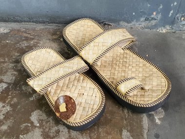 Örülmüş Sandaletler: Doğal Malzemeler ve Detaylı Tasarım ile El Yapımı Terlikler, Eşsiz Hindistan cevizi Kabuğu Aksanı, Yaz Konforu İçin Mükemmel.