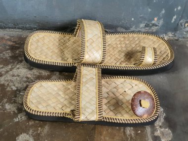 El dokuması Sandaletler: Dekoratif Braid Aksanlı Doğal bitki liflerinden zarif bir şekilde üretilmiş, Geleneksel Teknikler ve Günlük Konforlu Giyilen Sürdürülebilir Malzemeler.