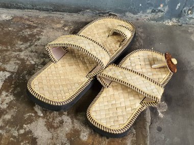 Örülmüş Sandaletler: Zarif Bej ve Kahverengi Aksanlı El Yapımı Yaz Ayakkabıları, Stylish Beach veya Gelişigüzel Giyin, Rahat ve Dayanıklı Tasarım, Sıcak Hava İçin Mükemmel