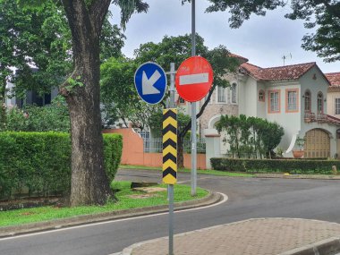 Residential Roads: Varoşlarda Yeşillik ve Modern Mimarlık ile Sola Dön ve Girilmez İşaretleri Anlamak. Güvenli Sürüş Uygulamaları Barışçıl Birlikte Varoluş İçin Vurgulandı.