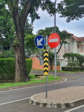 İkametgah Alanında Gezinme: Güvenli Sola Dönüşler ve Girilmesi Yasak Bölgeler İçin Yol İşaretlerinin Anlamak, Pürüzsüz Sürüş Deneyimleri Sağlama ve Kazaları Önleme. 