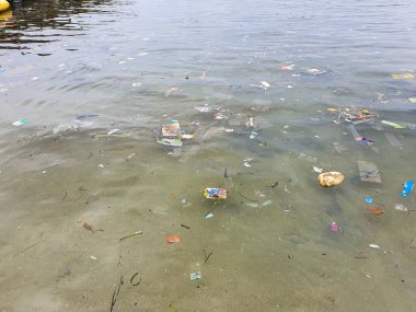 Jakarta, Endonezya, 8 Şubat 2025. Su Kirliliği: Deniz yüzeyinde yüzen enkaz ve plastik atık, Sucul Ekosistemlerini korumak için acil çevre koruma ihtiyacı