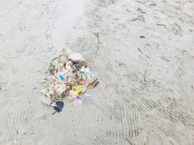 Jakarta, Endonezya, 8 Şubat 2025. Plastik atık Sandy Plajı 'nda birikiyor. Çevresel Kirlilik Kıyı Ekosistemlerini Şiddetli Etkilendiriyor, Vahşi Yaşam ve Yaşam Alanlarını Tehdit Ediyor.