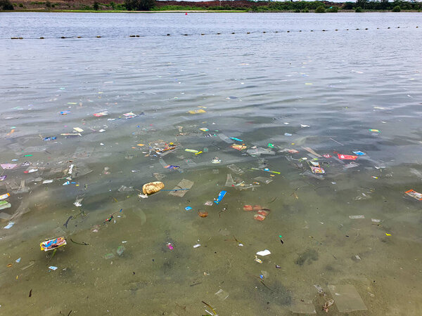 Джакарта, Индонезия, 8 февраля 2025 года. Загрязнение воды: изучение мусора и отходов загрязненных водных путей, выявление масштабов экологического ущерба, срочное требование глобальных усилий по очистке.