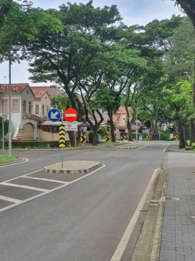 Rezidans caddelerinde geziniyor. Mahallede Güvenli Araba Kullanım İşaretleri ve Trafik İşaretleri. Yön tabelası yok ve bir tabela çevrilmiş. Güvenlik için en fazla 30 km. Yavaşla.