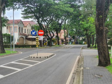 Rezidans caddelerinde geziniyor. Mahallede Güvenli Araba Kullanım İşaretleri ve Trafik İşaretleri. Yön tabelası yok ve bir tabela çevrilmiş. Güvenlik için en fazla 30 km. Yavaşla.