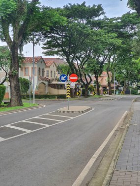 Rezidans caddelerinde geziniyor. Mahallede Güvenli Araba Kullanım İşaretleri ve Trafik İşaretleri. Yön tabelası yok ve bir tabela çevrilmiş. Güvenlik için en fazla 30 km. Yavaşla.