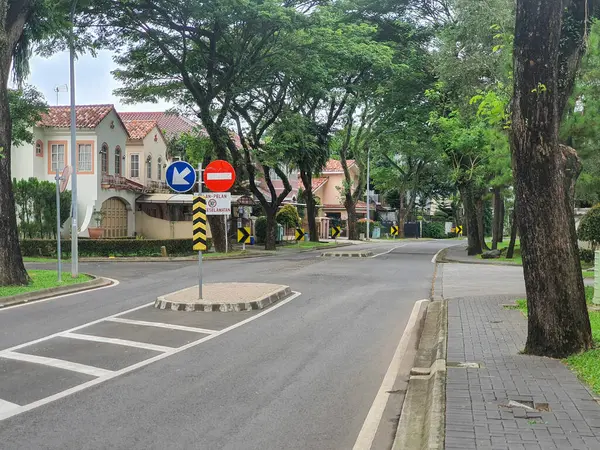 Rezidans caddelerinde geziniyor. Mahallede Güvenli Araba Kullanım İşaretleri ve Trafik İşaretleri. Yön tabelası yok ve bir tabela çevrilmiş. Güvenlik için en fazla 30 km. Yavaşla.